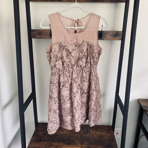 Semi-formal dress with floral overlay - Picture 1 of 4